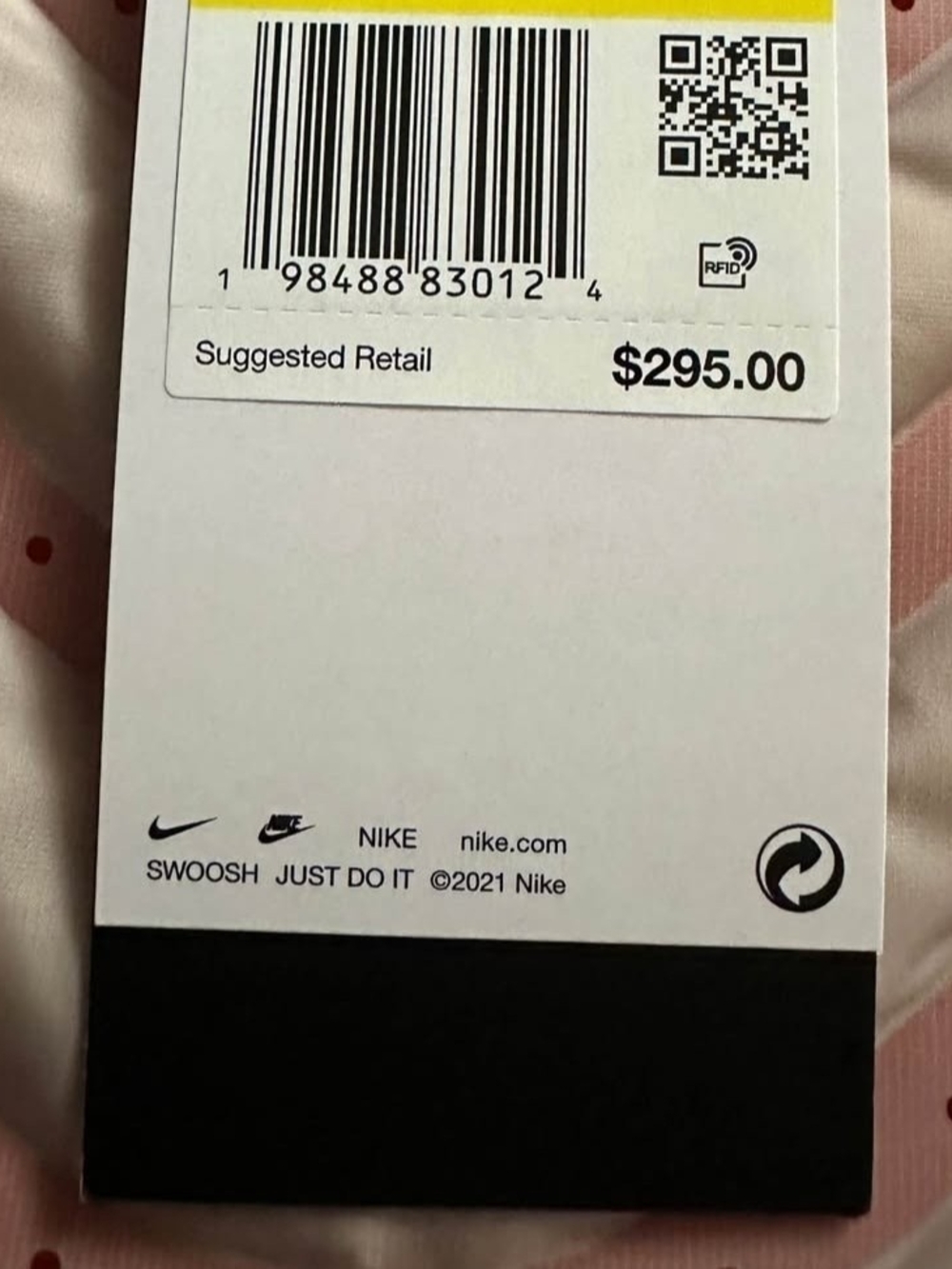 Nike ACG Women’s Orange and Cream Quilted Puffer Jacket - Picture 4 of 6